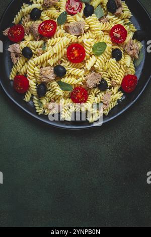 Thunfischsalat, Fusilli-Pasta, Oliven und Kirsche, Olivenöl, hausgemacht Stockfoto