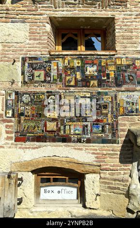 Mosaik aus Bilderfliesen an der Fassade des historischen Gebäudes des Puppentheaters Rezo Gabriadze, Tiflis, Georgien, Asien Stockfoto