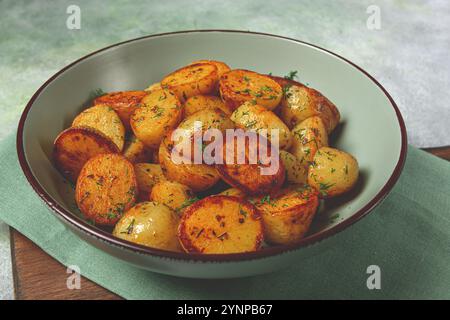 Gebackene neue Kartoffeln, mit Butter und Dill, hausgemacht, keine Leute Stockfoto