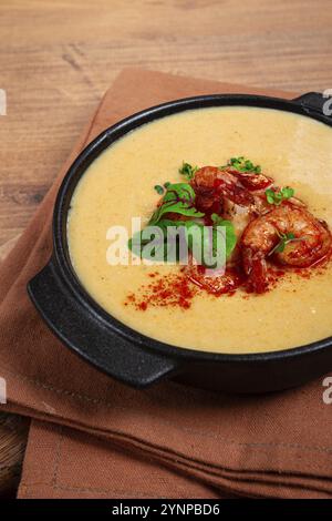 Kürbiscremesuppe mit Garnelen, Kräutern und Gewürzen, hausgemacht, keine Leute Stockfoto