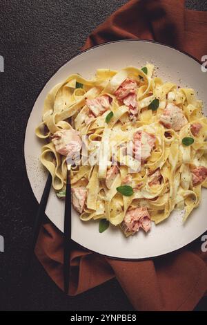 Tagliatelle Pasta, in Sahnesauce mit Lachs, hausgemacht, keine Leute Stockfoto