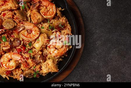 Jambalaya, kreolisches Gericht, amerikanisches Pilaw, Reis mit Huhn und Garnelen, Gemüse, hausgemacht, keine Leute Stockfoto