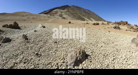 Wanderweg und Felsformationen, vulkanische Landschaft im El Teide Nationalpark, dahinter der Pico del Teide, 3715 m, Weltkulturerbe, Teneriffa, CA Stockfoto