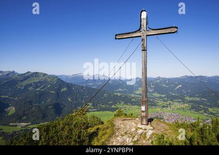 Panorama von Schattenberg, 1692 m, nach Fellhorn, 2038 m, und Soellereck, 1706 m, und Freibergsee, Allgaeu, Bayern, Deutschland, dahinter Kleinwalsertal mit Stockfoto