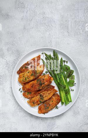 Frittiertes Fischfilet, Tilapia mit Spargel, hausgemacht, keine Leute Stockfoto