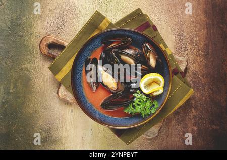 FRA Diavolo Muscheln, Muscheln in Tomatensauce, italienisches Gericht, auf dem Tisch, Blick von oben, hausgemacht, keine Personen Stockfoto