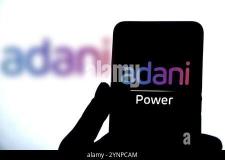 Adani Green Energy Limited auf dem Bildschirm vor dem Firmenlogo. Stockfoto