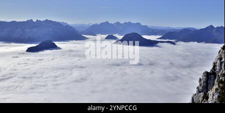 Berge erheben sich wie Inseln aus dem Nebelmeer, Blick aus Hochstaufen, Morgensonne, Chiemgauer Alpen, Oberbayern, Bayern, Deutschland, Europa Stockfoto