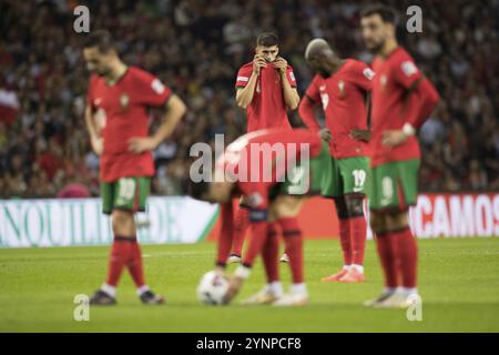 Fußballspiel, Kapitän Cristiano RONALDO CR7 Portugal aus der Mitte, der sich nach vorne drehte und den Ball auf einen Freistoß vorbereitete, vier portugiesische Spieler waren dabei Stockfoto