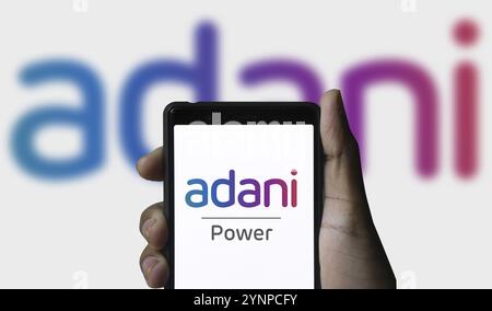 Adani Green Energy Limited auf dem Bildschirm vor dem Firmenlogo. Stockfoto