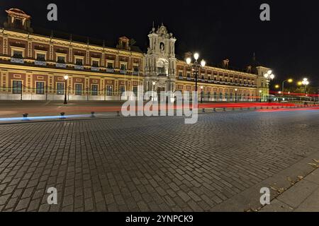 Der Palast von San Telmo wurde nachts mit Langzeitbelichtung fotografiert. Einige Fahrzeuge fuhren vorbei Stockfoto