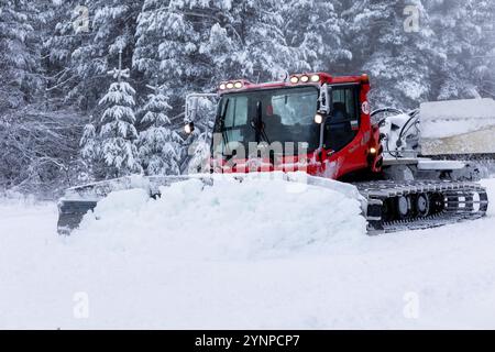 Bansko, Bulgarien, 21. Januar 2024: Schneeräumer Schneekatzen-Ratrack-Maschine zur Vorbereitung der Skipiste für den alpinen Skisport, Winterresort, Europa Stockfoto