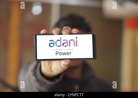 Adani Green Energy Limited auf dem Bildschirm vor dem Firmenlogo. Stockfoto