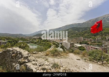 Blick auf die Stadt Perment vom Stadtstein Guri i Qytetit Stockfoto