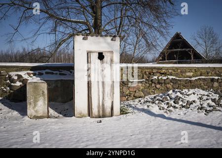 Alte Toilette in ländlicher Landschaft auf dem Dorf Stockfoto