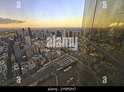 Die Skyline von Melbourne, fotografiert vom Skydeck während der Dämmerung Stockfoto