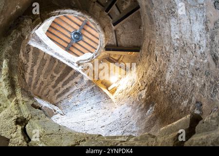 Alte Treppe aus Schnecke aus Stein gebaut, beleuchtet durch das Licht der Sonne. Priego de cordoba, Andalusien. Spanien Stockfoto