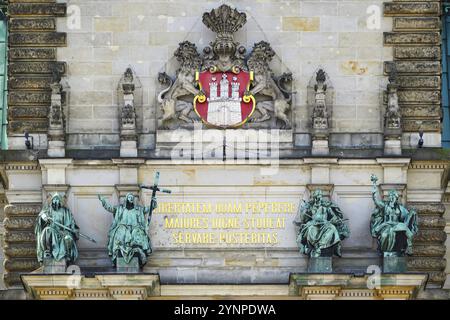 Blick auf ein Wappen und eine Inschrift auf das Rathaus von Hamburg Stockfoto