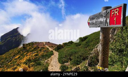 Auf dem PR1-Wanderweg von Pico do Arieiro zum Pico Ruivo auf Madeira Stockfoto