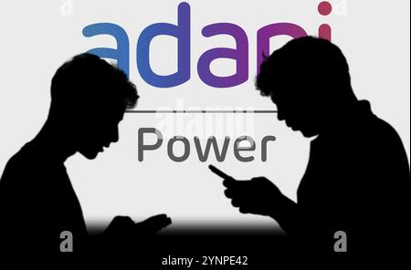 Adani Green Energy Limited auf dem Bildschirm vor dem Firmenlogo. Stockfoto