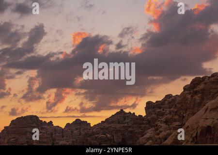 Sonnenuntergang farbenfrohe orangefarbene Himmelslandschaft mit Sandsteinfelsen in Little Petra archäologische Stätte, Jordanien, Asien Stockfoto