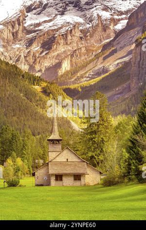 Sonnenuntergangspanorama der alten Kirche Kandersteg, Kanton Bern, Schweiz, Europa, Herbstbäume und Sonnenuntergangsberge Panorama, Europa Stockfoto