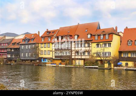 Bamberg City Center mit Blick auf den Fluss, Fachwerkhäuser bunte Häuser auf dem Wasser Stockfoto