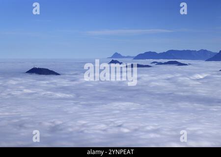 Berge erheben sich wie Inseln aus dem Nebelmeer, Blick aus Hochstaufen, Morgensonne, Chiemgauer Alpen, Oberbayern, Bayern, Deutschland, Europa Stockfoto