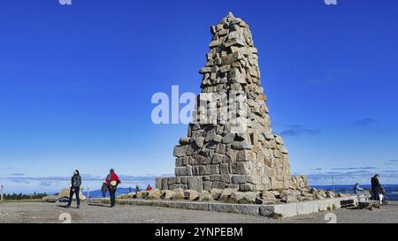 Wanderer vor dem Bismarckturm auf dem Feldberg Stockfoto