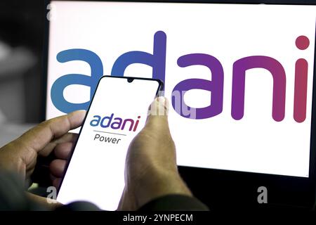 Adani Green Energy Limited auf dem Bildschirm vor dem Firmenlogo. Stockfoto