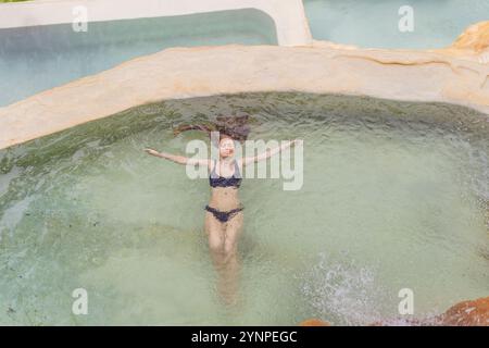 Weibliche Touristen in den heißen Quellen von Grutas Tolantongo, Mexiko. Abenteuer, Entspannung und natürliches Wellness-Konzept Stockfoto