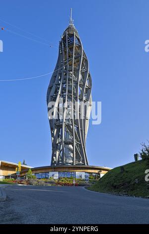 Bild des Pyramiedenkogel am Woerthersee unter einem wolkenlosen Himmel. Kurz vor diesem Bild gab es ein heftiges Gewitter Stockfoto