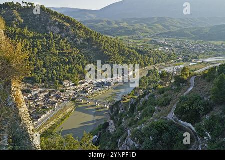 Die Stadt Berat von der Burg aus gesehen während der goldenen Stunde Stockfoto