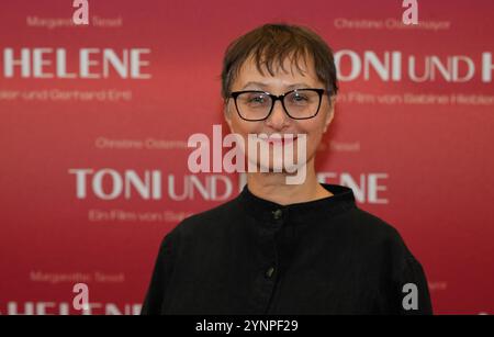 München, Deutschland. November 2024. Regisseurin Sabine Hiebler steht auf dem roten Teppich bei der Premiere von „Toni und Helene“ im Sendlinger Tor. Quelle: Felix Hörhager/dpa/Alamy Live News Stockfoto