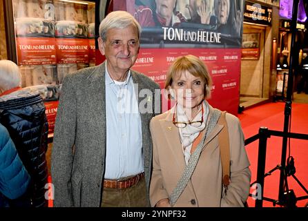 München, Deutschland. November 2024. Schauspielerin Uschi Glas und ihr Partner Dieter Hermann nehmen an der Premiere von Toni und Helene im Sendlinger Tor Teil. Quelle: Felix Hörhager/dpa/Alamy Live News Stockfoto