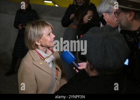 München, Deutschland. November 2024. Schauspielerin Uschi Glas gibt ein Interview bei der Filmpremiere von „Toni und Helene“ im Sendlinger Tor. Quelle: Felix Hörhager/dpa/Alamy Live News Stockfoto