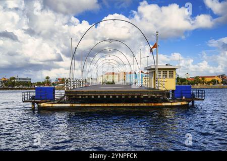 Blick auf die Queen Emma Bridge in Willemstad auf Curacao Stockfoto