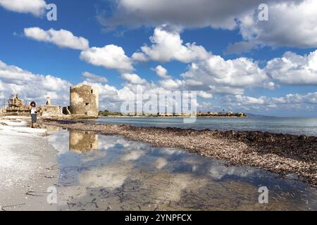 Malerischer Blick auf Saline Turm gegen die zerstreuten Wolken am Mittag. Stintino, Sardinien. Italien Stockfoto