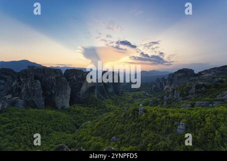 Kloster von Varlaam, Heiliges Kloster des Heiligen Nikolaus, Kloster von Rousanou und Megalo Meteoro fotografiert bei Sonnenuntergang Stockfoto