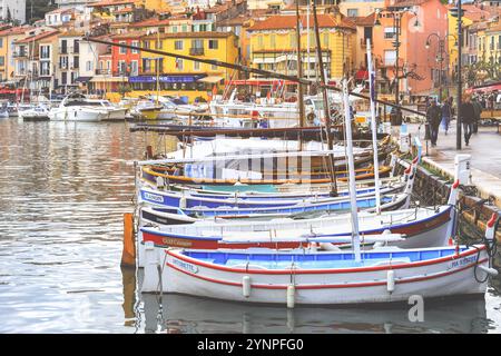 Marseille, Frankreich - 7. April 2019 : Blick auf bunte Gebäude und Boote in dem kleinen Dorf Port-Cassis, Frankreich Stockfoto