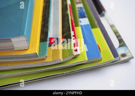 Stapel von Zeitschriften auf weißem Hintergrund Stockfoto