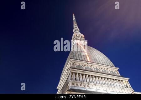 Der majestätische Maulwurf Antonelliana gegen Sonnenuntergang. Turin, Italien, Europa Stockfoto