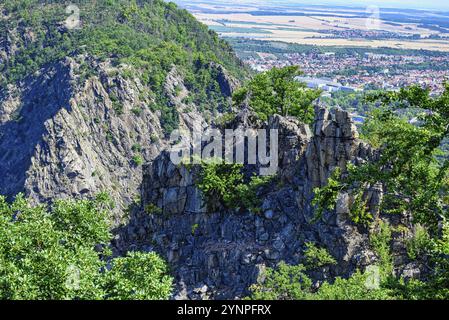 Ein Blick von den Felsen im Bode-Tal im Harz mit blauem Himmel im Sommer Stockfoto