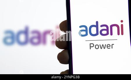 Adani Green Energy Limited auf dem Bildschirm vor dem Firmenlogo. Stockfoto