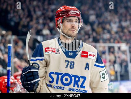 Will Weber (Schwenninger Wild Wings, #78) wurde waehrend eines Elfmeterschots vom Puck getroffen. GER, EHC Red Bull München vs. Schwenninger Wild Wings, Eishockey, DEL, 20. Spieltag, Saison 2024/2025, 26.11.2024. Foto: Eibner-Pressefoto/Heike Feiner Stockfoto