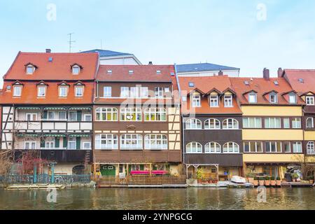 Bamberg City Center mit Blick auf den Fluss, Fachwerkhäuser bunte Häuser auf dem Wasser Stockfoto