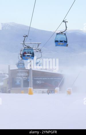 Bansko, Bulgarien, 21. Januar 2024: Bulgarisches Winterskigebiet mit nebeliger Piste, Liftkabinen und Gondelstation nach Schneefall, Europa Stockfoto