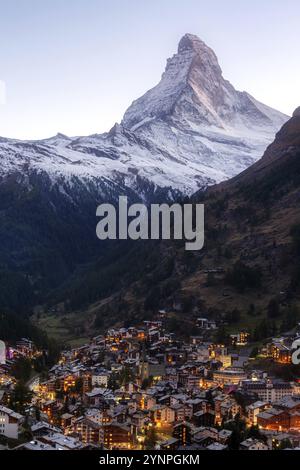 Zermatt, Schweiz, 7. Oktober 2019: Nächtlicher Blick aus der Luft und der Schneegipfel des Matterhorns im berühmten schweizer Skigebiet, Schweizer Alpen, Europa Stockfoto