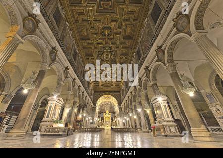 Das Innere der Basilika Santa Maria in Aracoeli mit nur einem ununterscheidbaren Besucher Stockfoto