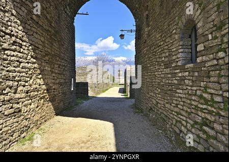 Foto aus dem Inneren des Schlosses von Gjirokastra Mit Blick auf den Uhrturm durch einen Durchgang Stockfoto